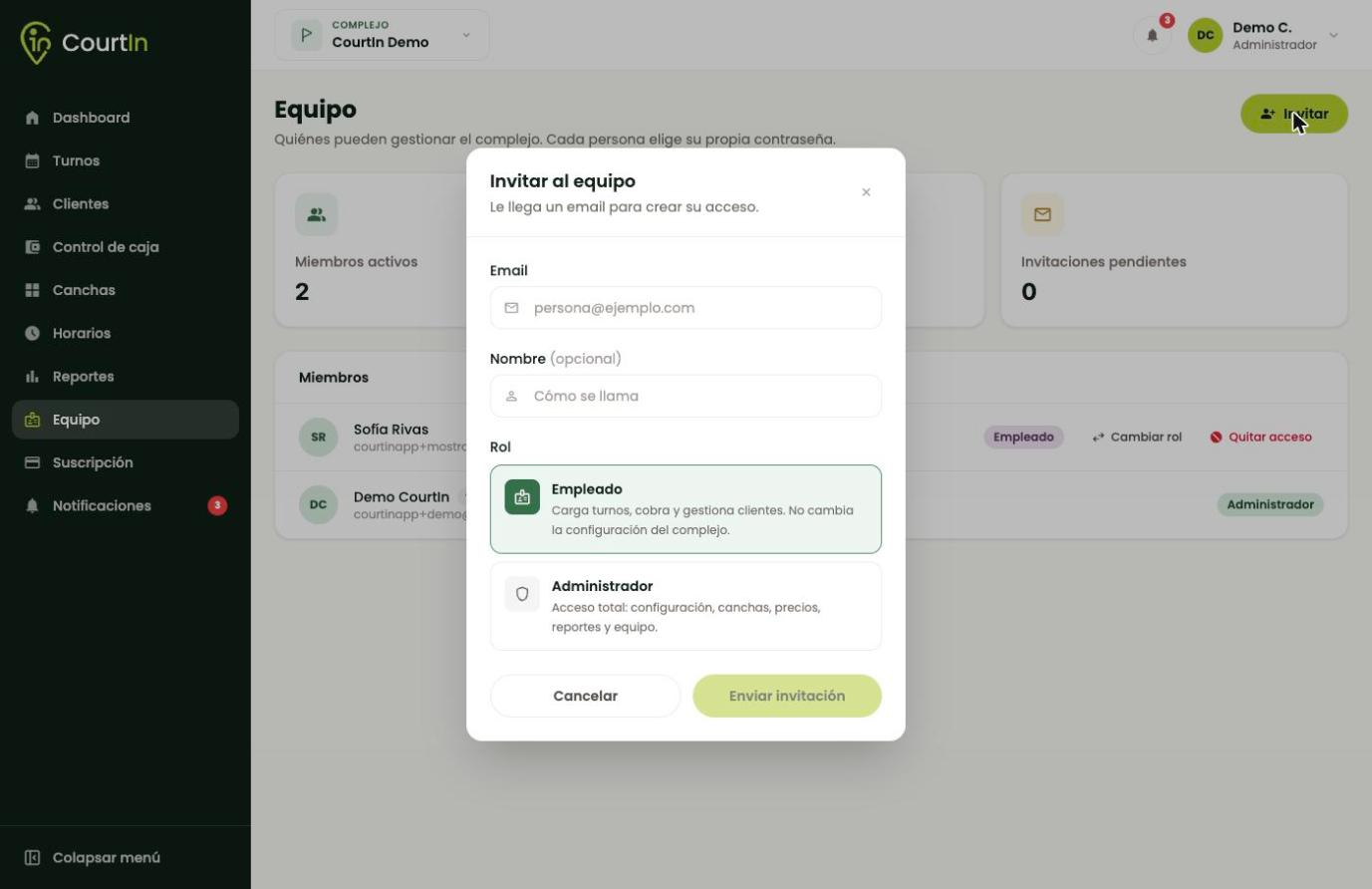 Email, nombre y rol. La descripción de cada rol está en el mismo formulario.