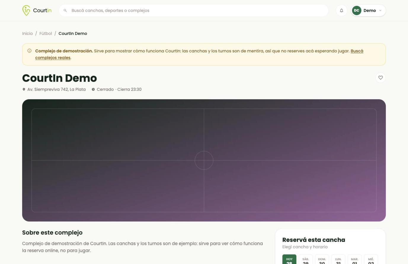 La ficha pública: portada, descripción, servicios, mapa y el panel de reserva a la derecha.